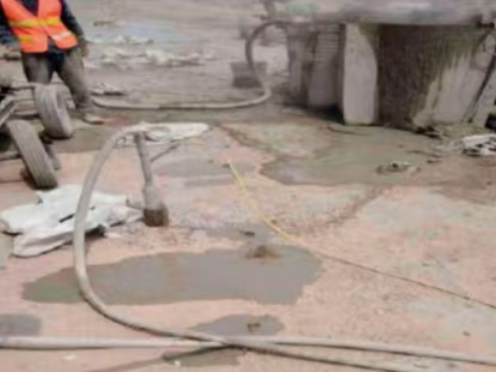 西夏水泥混凝土路面板底注浆技术 路面脱空注浆整治方案